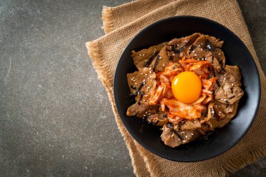 Kore usulü turşulu yumurta turşulu domuz bulgogi pirinç kasesi.