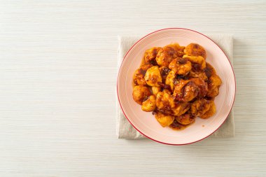 Baharatlı soslu kızarmış köfte - Tayland sokak yemeği tarzı