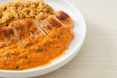 Kırmızı köri soslu ızgara tavuk bifteği ve pilav. Müslüman usulü.