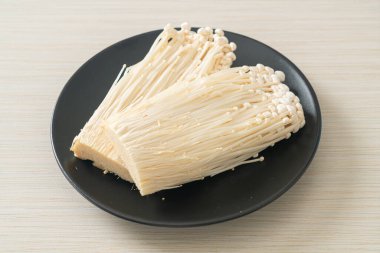 taze enoki mantarı ya da tabakta altın iğne mantarı