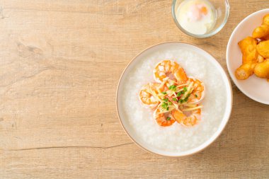 Üstünde karides ve taze zencefil olan lapa.