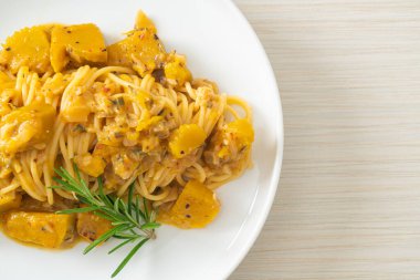 kabaklı spagetti makarna alfredo sosu - vegan ve vejetaryen yemek tarzı