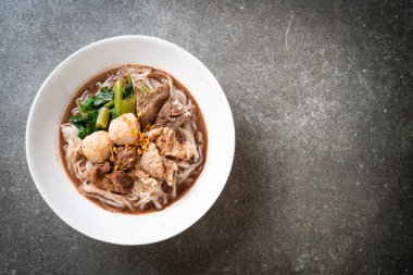 Pirinçli şehriye çorbası, domuz yahnisi Asya usulü.