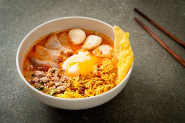 Baharatlı çorbada köfte ve domuz etli erişte mi yoksa Asya usulü Tom Yum Erişte mi?