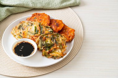 Pajeon veya Kore gözlemesi ve Kore kimçi krepi veya Kimchijeon - Kore geleneksel yemek tarzı