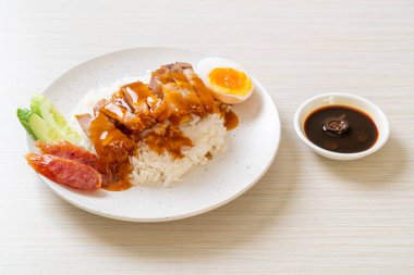 Pirinçli çıtır domuz eti ve barbekü sosu.