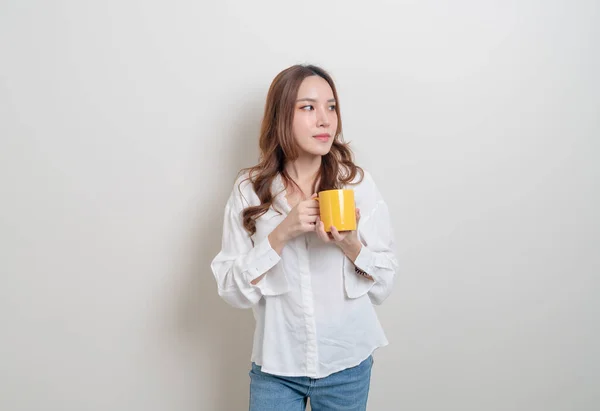 Retrato Hermosa Mujer Asiática Sosteniendo Taza Café Taza Sobre Fondo —  Fotos de Stock