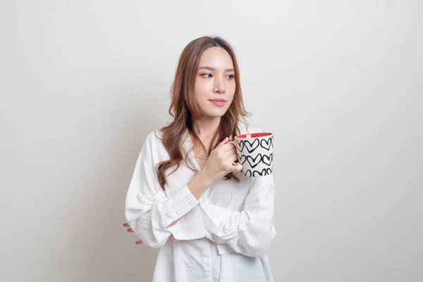 Portret Piękna Azjatka Trzyma Filiżankę Kawy Lub Kubek Białym Tle — Zdjęcie stockowe