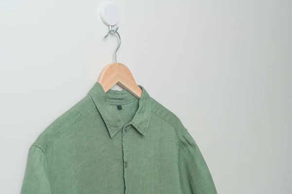 Pendurado Camisa Verde Com Cabide Madeira Parede — Fotografia de Stock