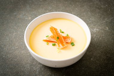 Yengeç sopasıyla haşlanmış yumurta ve taze soğan.