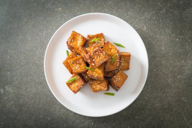 Beyaz susamlı kızarmış tofu ve teriyaki sosu. Vejetaryen ve vejetaryen yemek tarzı.