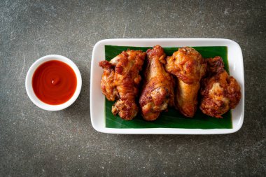 Balık soslu kızarmış tavuk budu.