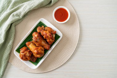 Balık soslu kızarmış tavuk budu.