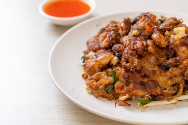 Kızarmış midyeli krep ya da midyeli omlet.