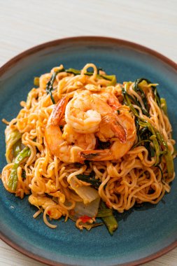 Karıştırılmış hazır erişteli sukiyaki, karidesli, Asya usulü.