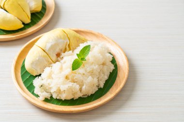 Yapışkan pirinçli Durian - sarı fasulyeli tatlı Durian kabuğu, hindistan cevizi sütüyle pişirilmiş olgun Durian pirinci - Asya Tayland tatlı yaz tropikal meyvesi