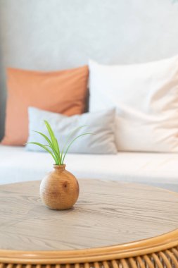 Güzel seramik ya da porselen vazo. Oturma odasındaki masada bitki süslemesi var.