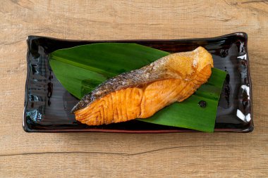 Japon usulü soya soslu ızgara somon bifteği.