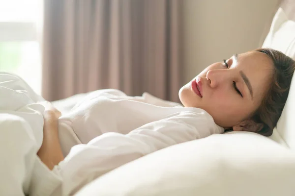 Πορτρέτο Όμορφη Ασιάτισσα Γυναίκα Κοιμάται Στο Κρεβάτι Λευκό Μαξιλάρι — Φωτογραφία Αρχείου
