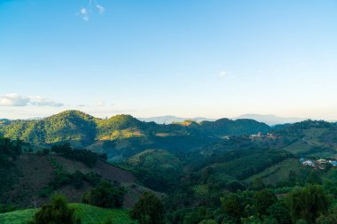 Chiang Rai, Tayland 'da mavi gökyüzü olan güzel bir dağ tepesi.