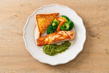 Pesto soslu ve sebzeli ızgara somon bifteği.