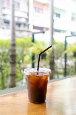 Buzlu americano kahvesi ya da kafeteryadaki uzun koyu kahve bardağı.
