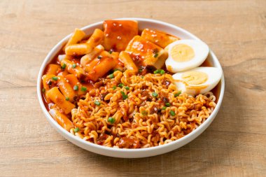 Kore usulü hazır erişte, pirinç keki, balık köftesi ve haşlanmış yumurta, Rabokki, Kore usulü.