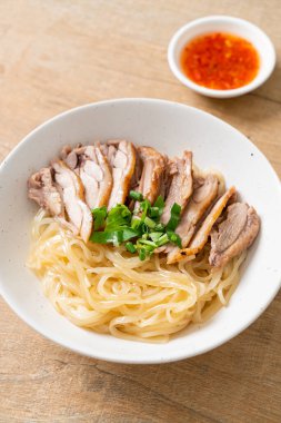 Beyaz kasede kurutulmuş ördek eriştesi. Asya usulü.