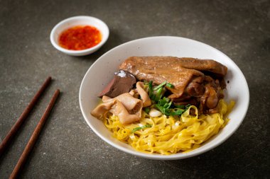 Yumurtalı erişte, kurutulmuş ördekle servis edilir. Asya usulü.