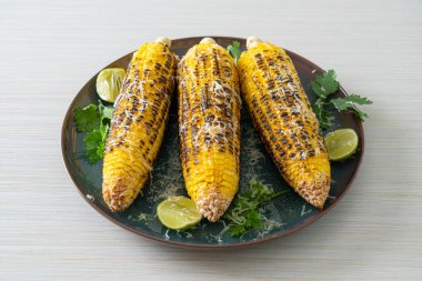 Barbekü ve ızgara mısır, peynirli ve limonlu