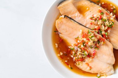 Yuzu Ponzu soslu haşlanmış alabalık veya somon balığı.