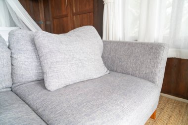 rahat yastıklar ahşap koltukta - vintage efekt filtresi