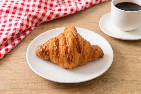 Frisches Croissant Auf Weißem Teller Mit Schwarzem Kaffee — Stockfoto