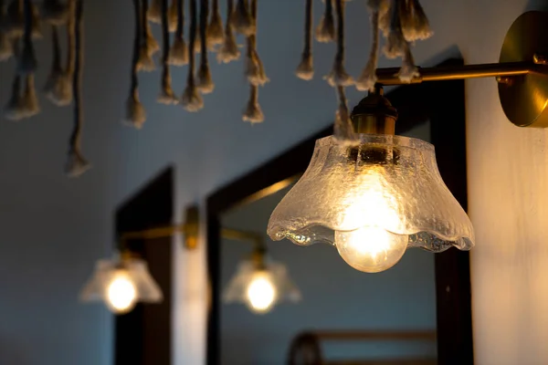 部屋に飾られた美しい吊るし電球ランプ ロイヤリティフリーのストック写真