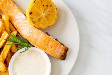 Limonlu kızarmış somon balığı ve patates kızartması.