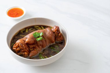 Domuz budu yahnisi ya da domuz budu - Asya yemeği tarzı