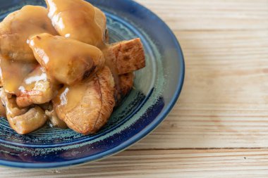 Hindistan cevizi soslu ızgara muz.