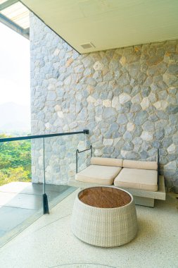 Balkondaki bahçe koltuğu.