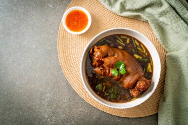 Domuz budu yahnisi ya da domuz budu - Asya yemeği tarzı