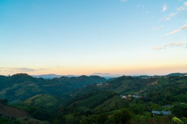 Chiang Rai, Tayland 'da mavi gökyüzü olan güzel bir dağ tepesi.