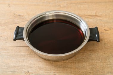 Shabu ya da sukiyaki için sıcak tencerede siyah çorba - Japon yemek tarzı