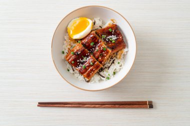 Yılan balığı pirinç kasesi veya unagi pirinç kasesi - Japon yemek tarzı.