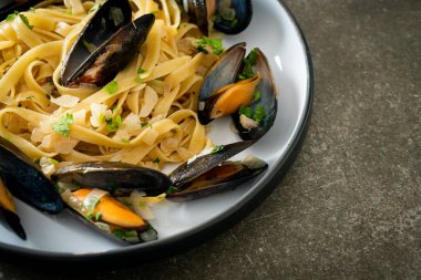 Linguine spagetti makarna vongole beyaz şarap sosu İtalyan deniz ürünleri makarna ve midye