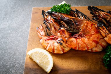 Tahtada limonlu karides ya da ızgara kaplan karidesi