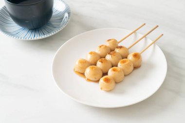 Mitarashi dango. Japon usulü soya soslu hamur tatlısı.