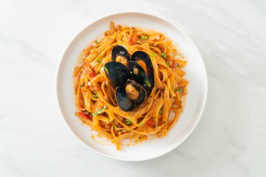 Midyeli, midyeli ve domates soslu spagetti, İtalyan yemeği tarzı.