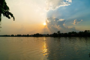 Nehir manzarası ve güzel gün batımı Tayland 'da bulutlu