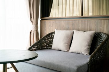 rahat yastıklar bir odada kanepede süsleme