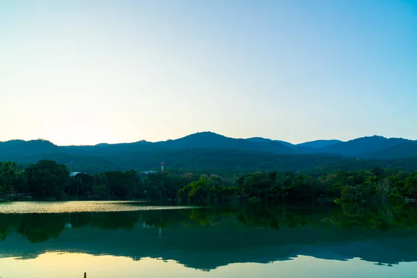 Ang Kaew See Der Chiang Mai Universität Mit Bewaldetem Berg — Stockfoto