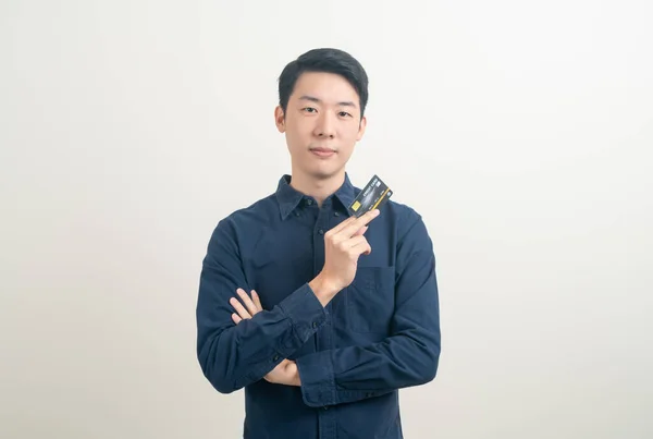 Porträt Junger Asiatischer Mann Mit Kreditkarte Auf Weißem Hintergrund — Stockfoto